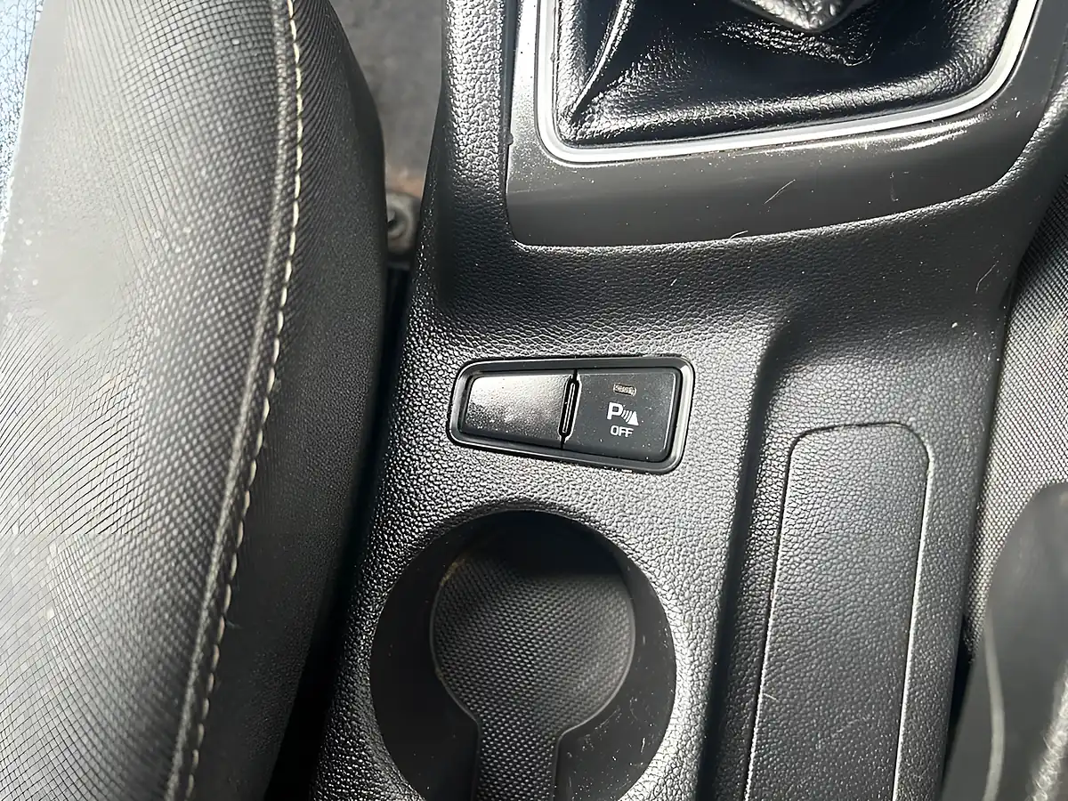 Used 2015 Hyundai I20 Premium Silver - Interior and Exterior details 12