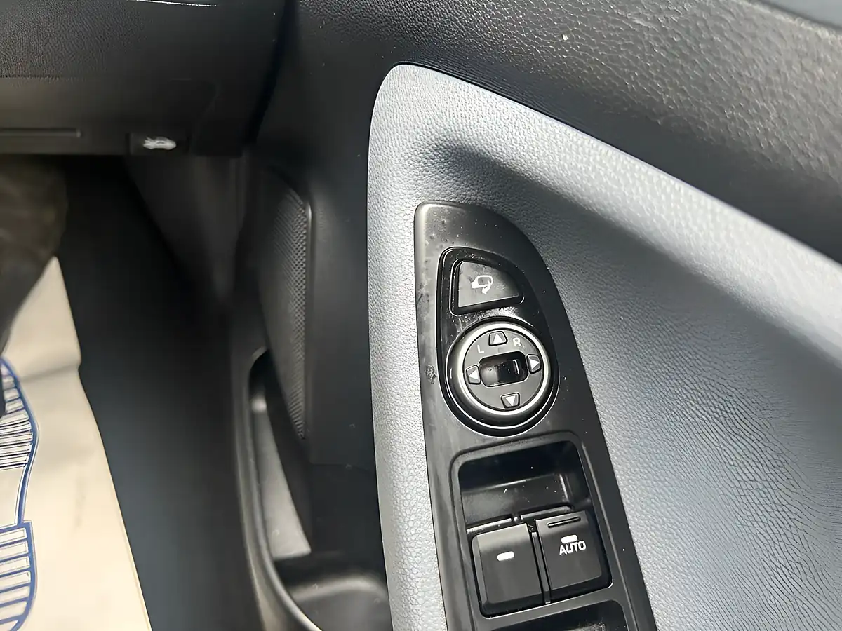 Used 2015 Hyundai I20 Premium Silver - Interior and Exterior details 14