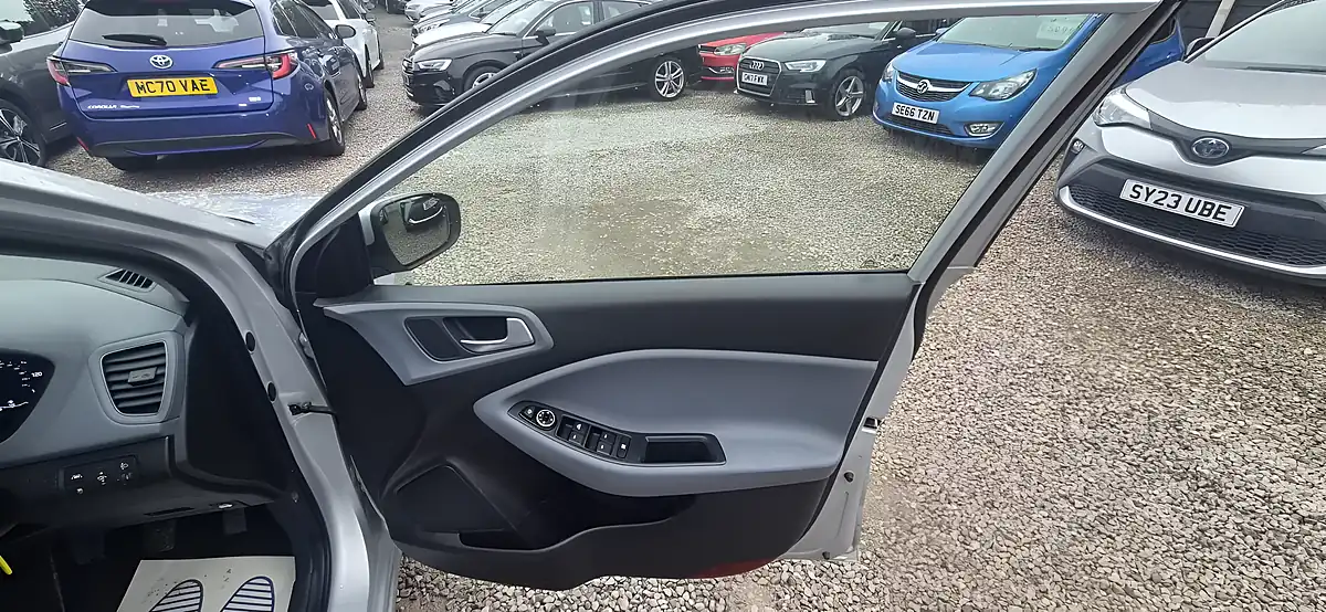 Used 2015 Hyundai I20 Premium Silver - Interior and Exterior details 10