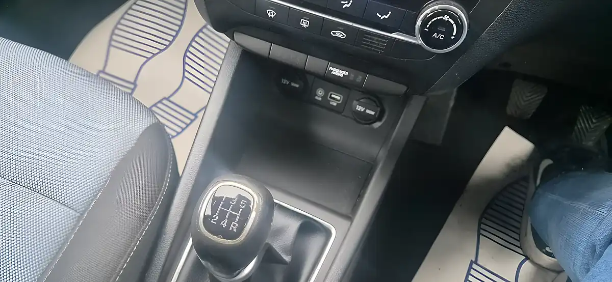Used 2015 Hyundai I20 Premium Silver - Interior and Exterior details 14