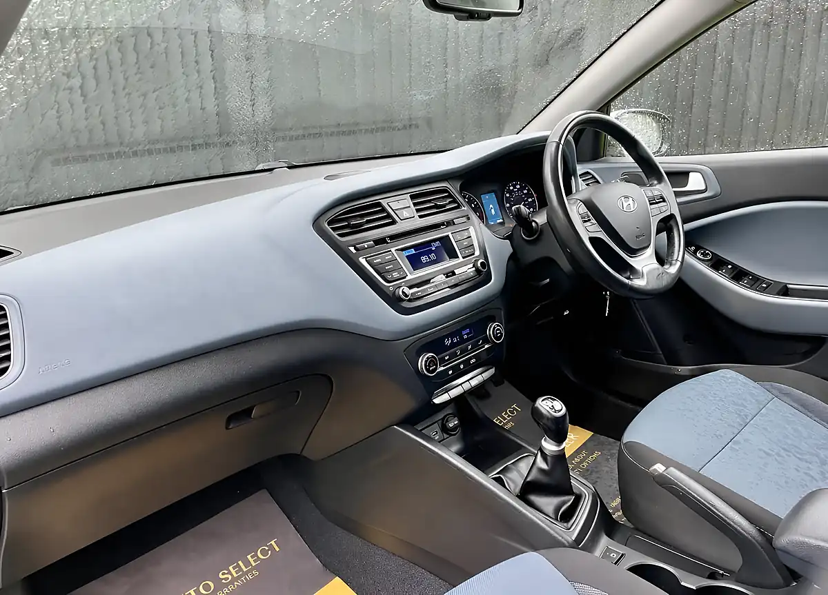 Used 2015 Hyundai i20 Premium Sleek Silver - Interior and Exterior details 13
