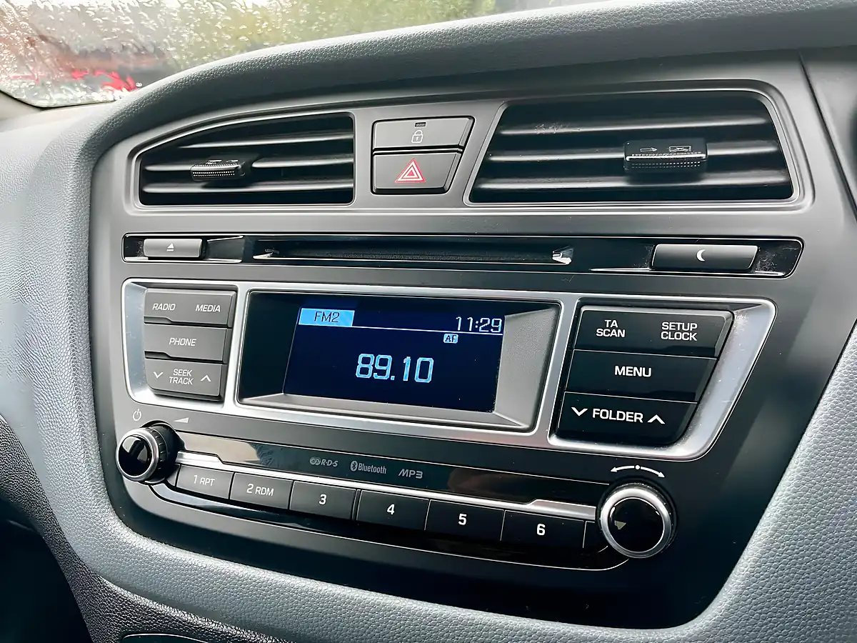 Used 2015 Hyundai i20 Premium Sleek Silver - Interior and Exterior details 18