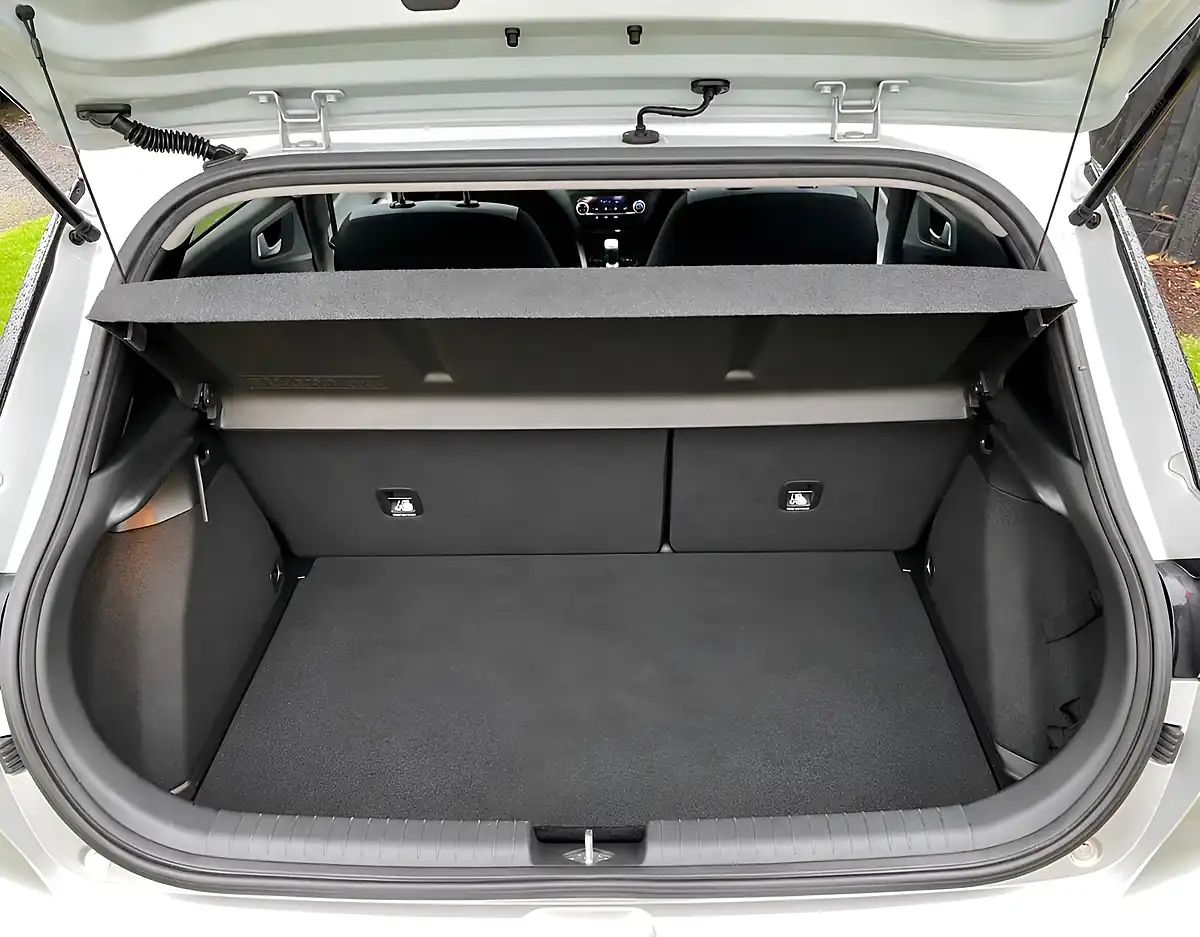 Used 2015 Hyundai i20 Premium Sleek Silver - Interior and Exterior details 20