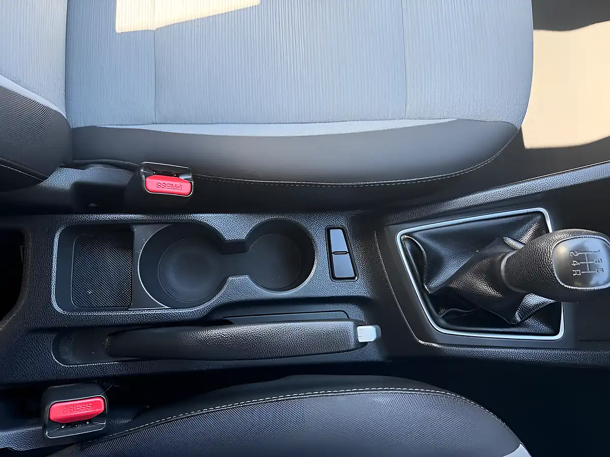 Used 2015 Hyundai I20 S White - Interior and Exterior details 14