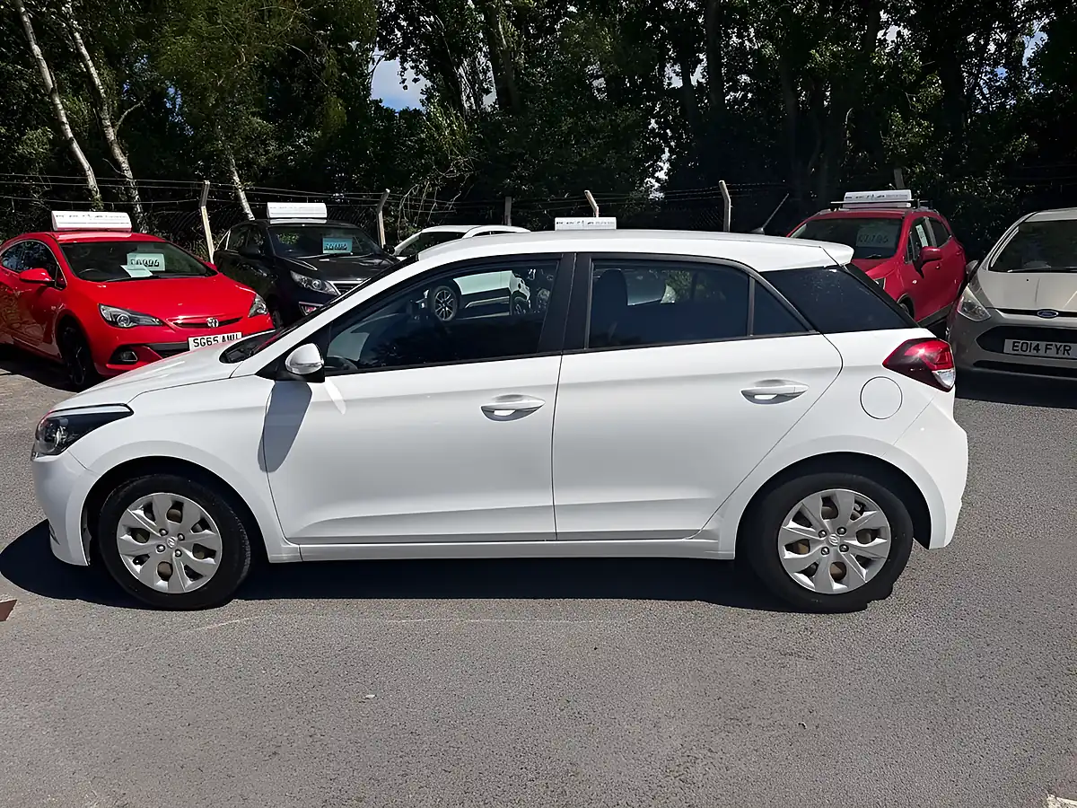 Used 2015 Hyundai I20 S White - Interior and Exterior details 4