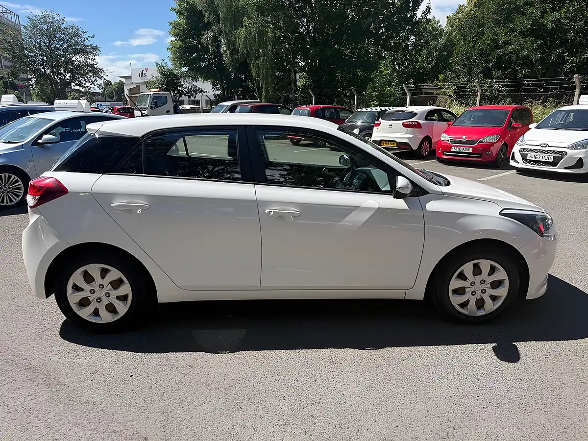 Used 2015 Hyundai I20 S White - Interior and Exterior details 8