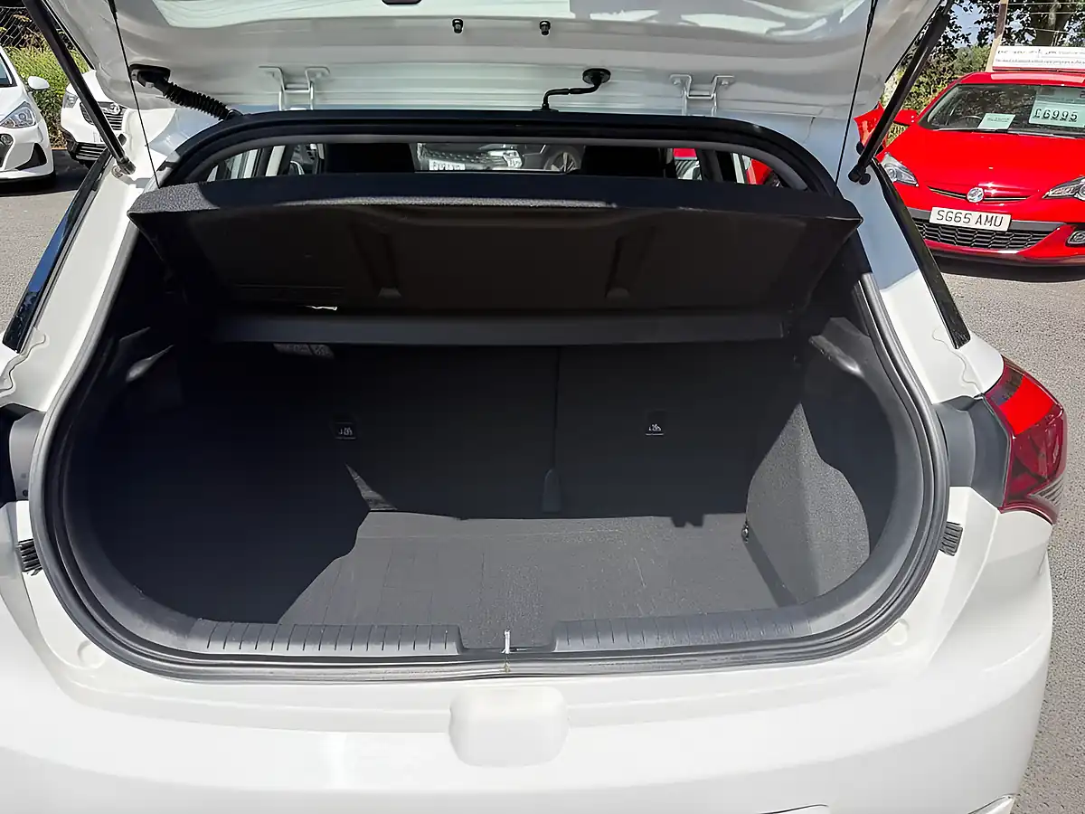 Used 2015 Hyundai I20 S White - Interior and Exterior details 9