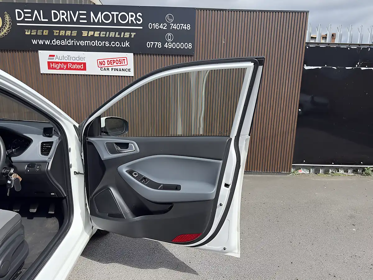 Used 2015 Hyundai i20 S White - Interior and Exterior details 10