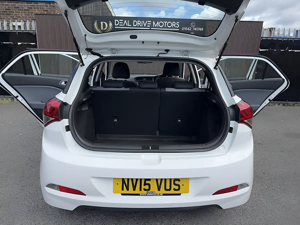 Used 2015 Hyundai i20 S White - Interior and Exterior details 11