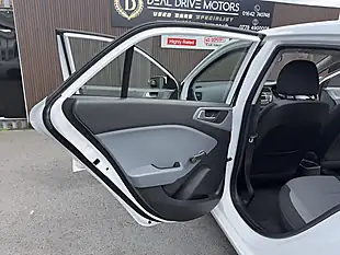 Used 2015 Hyundai i20 S White - Interior and Exterior details 12