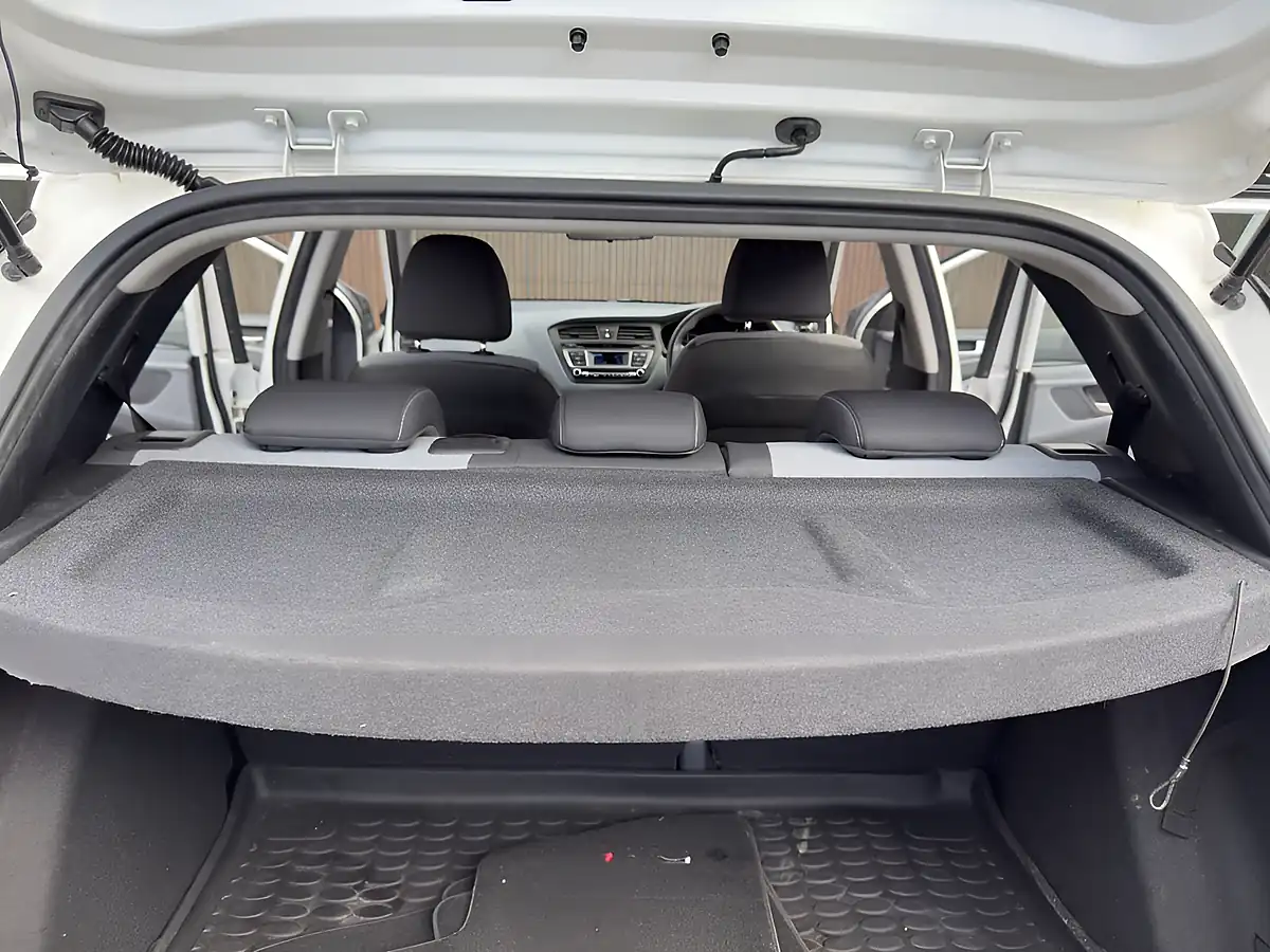Used 2015 Hyundai i20 S White - Interior and Exterior details 15