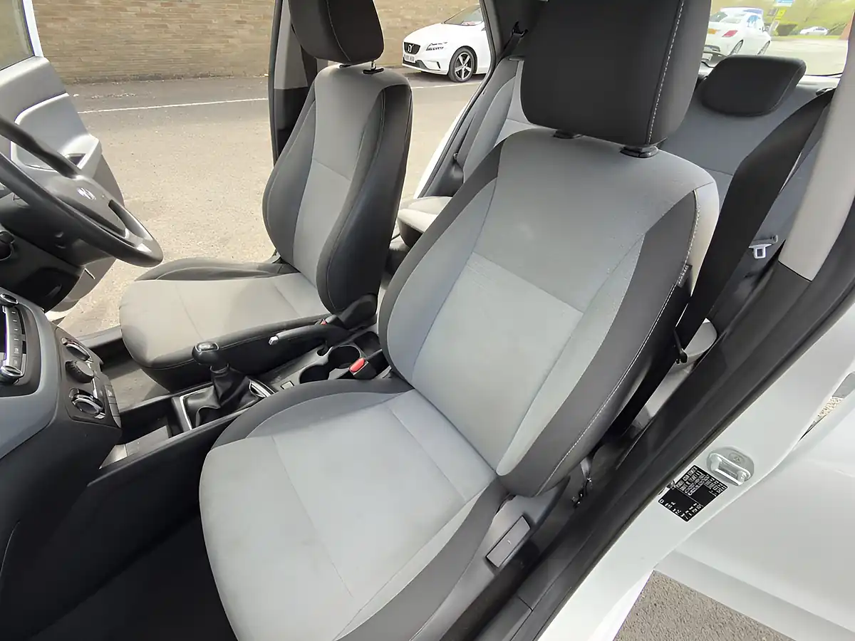 Used 2015 Hyundai i20 S White - Interior and Exterior details 16