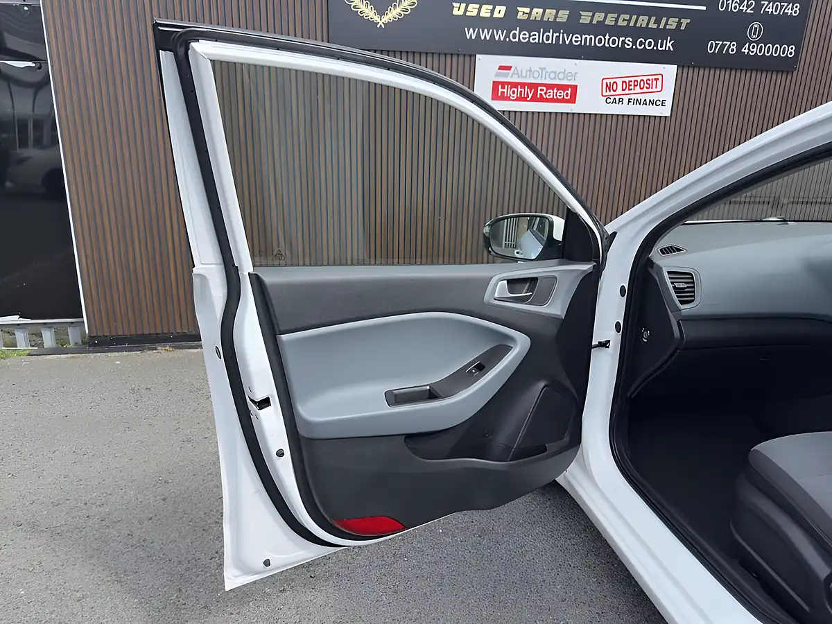 Used 2015 Hyundai i20 S White - Interior and Exterior details 8