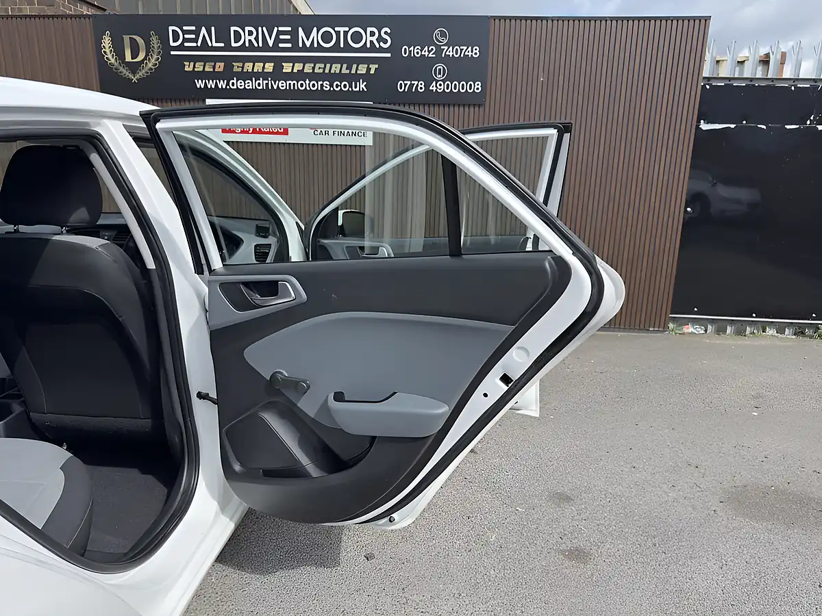 Used 2015 Hyundai i20 S White - Interior and Exterior details 9