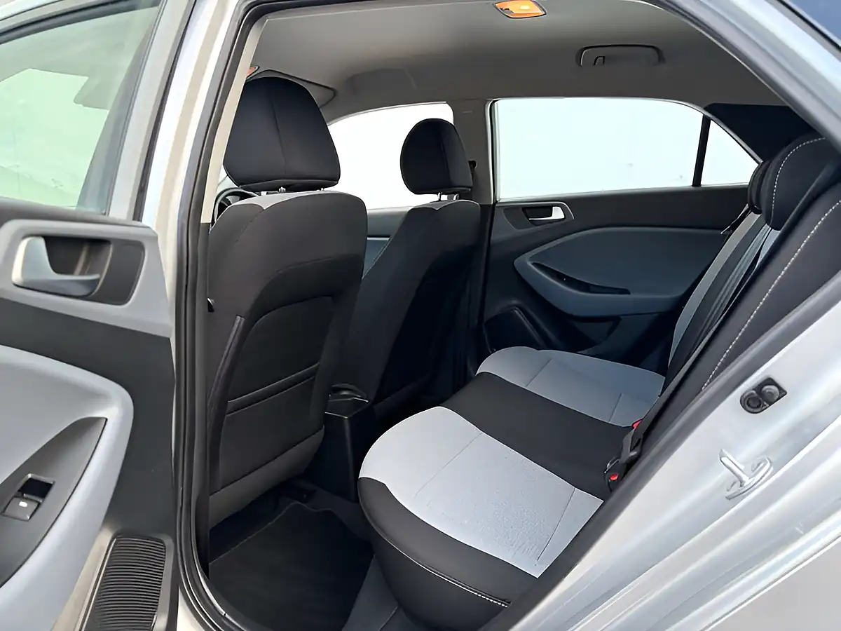 Used 2015 Hyundai i20 Se Sleek Silver - Interior and Exterior details 18