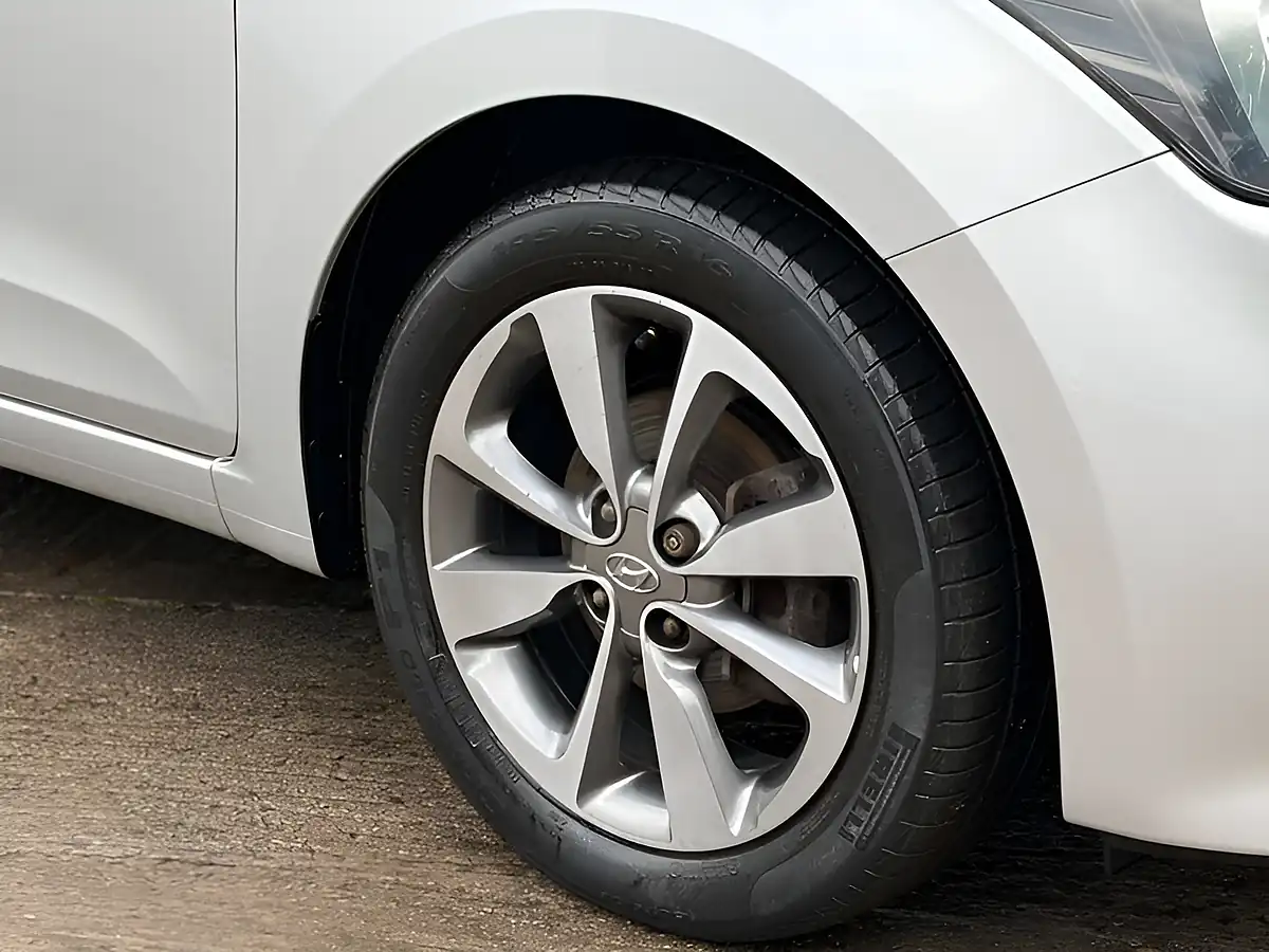 Used 2015 Hyundai i20 Se Sleek Silver - Interior and Exterior details 4