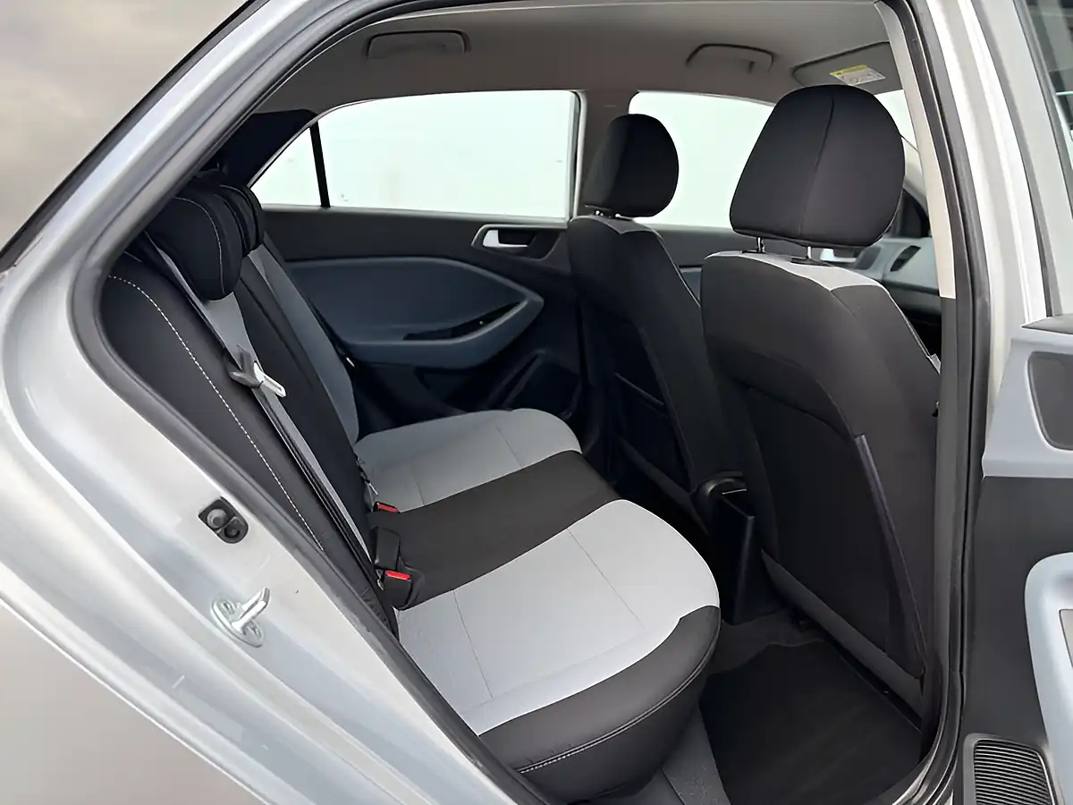 Used 2015 Hyundai i20 Se Sleek Silver - Interior and Exterior details 6