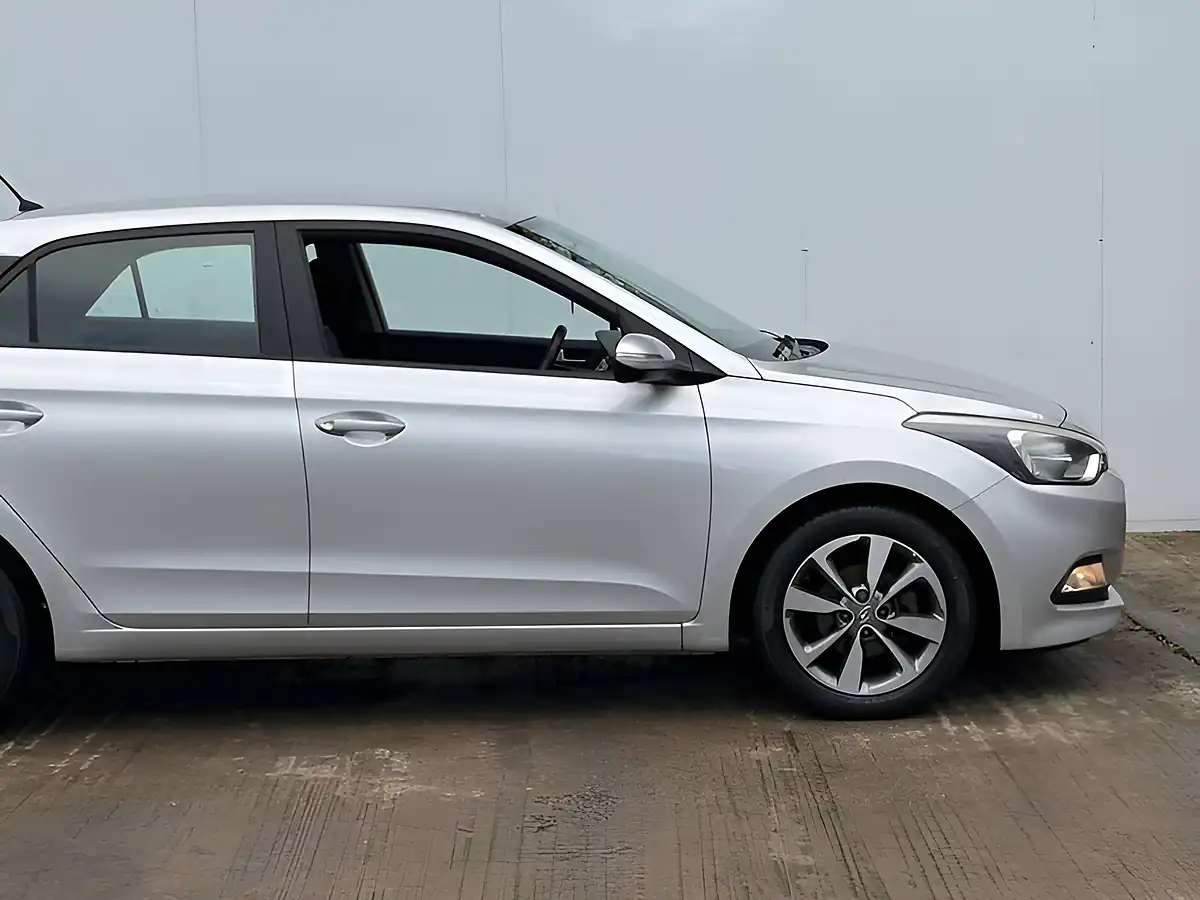 Used 2015 Hyundai i20 Se Sleek Silver - Interior and Exterior details 9