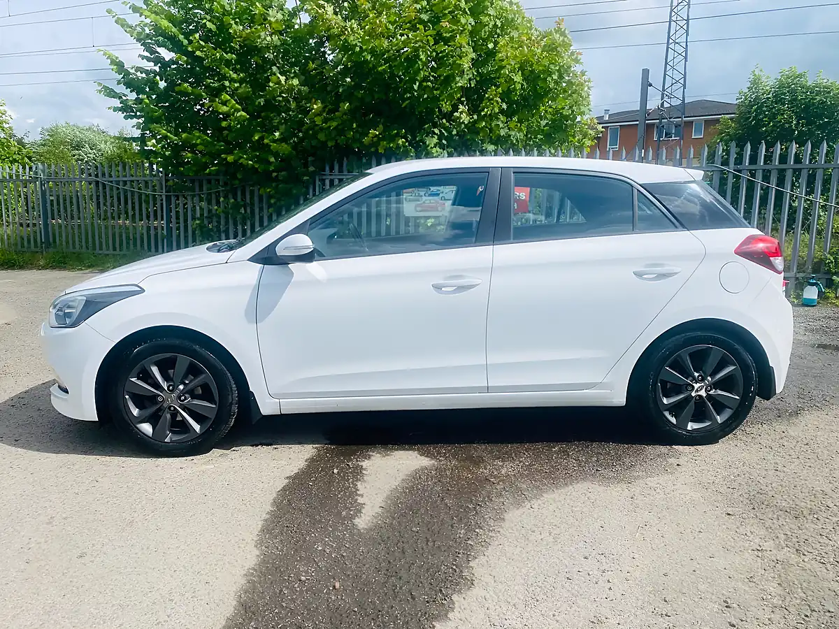 Used 2015 Hyundai i20 Se White - Interior and Exterior details 11