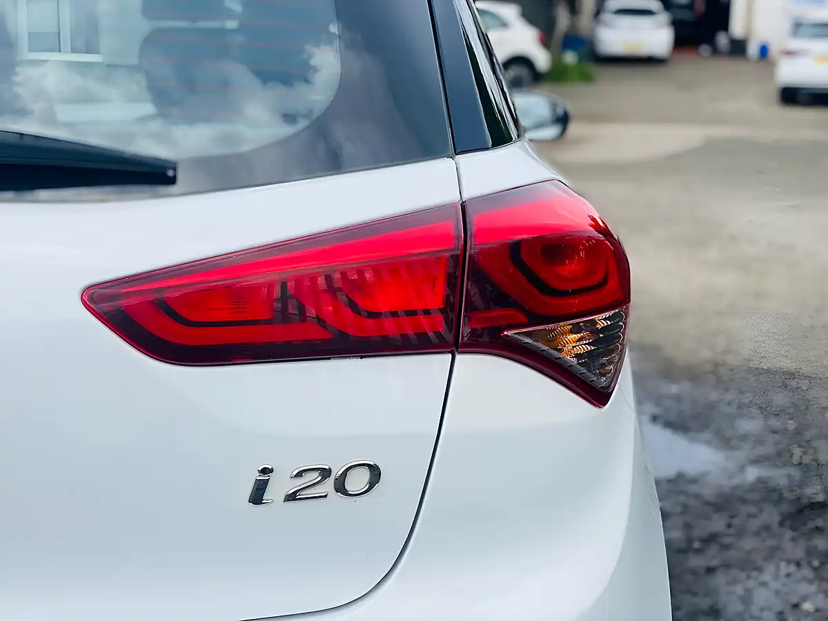 Used 2015 Hyundai i20 Se White - Interior and Exterior details 13