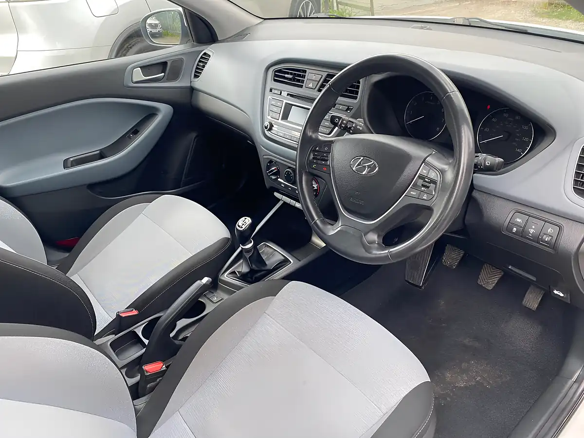 Used 2015 Hyundai i20 Se White - Interior and Exterior details 15