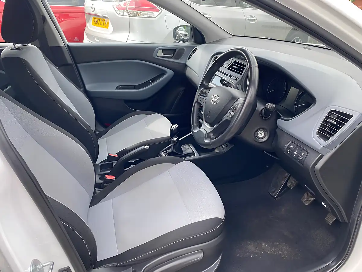 Used 2015 Hyundai i20 Se White - Interior and Exterior details 16