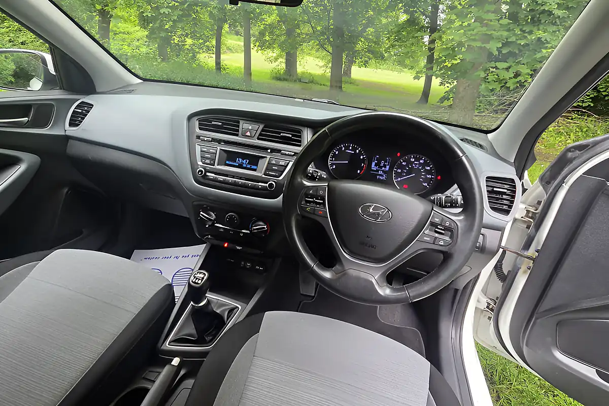 Used 2015 Hyundai i20 Se White - Interior and Exterior details 15