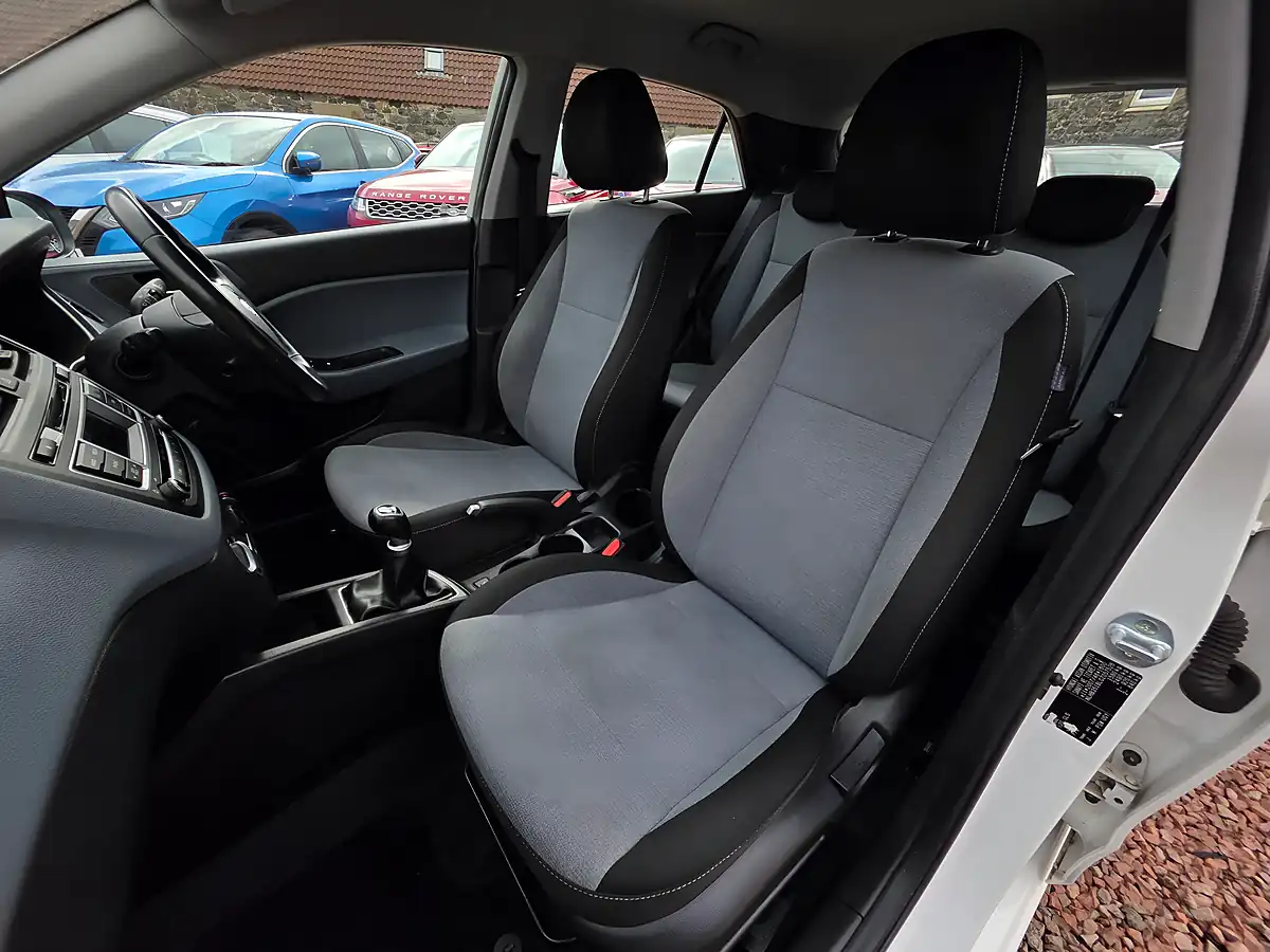 Used 2015 Hyundai I20 Se White - Interior and Exterior details 10