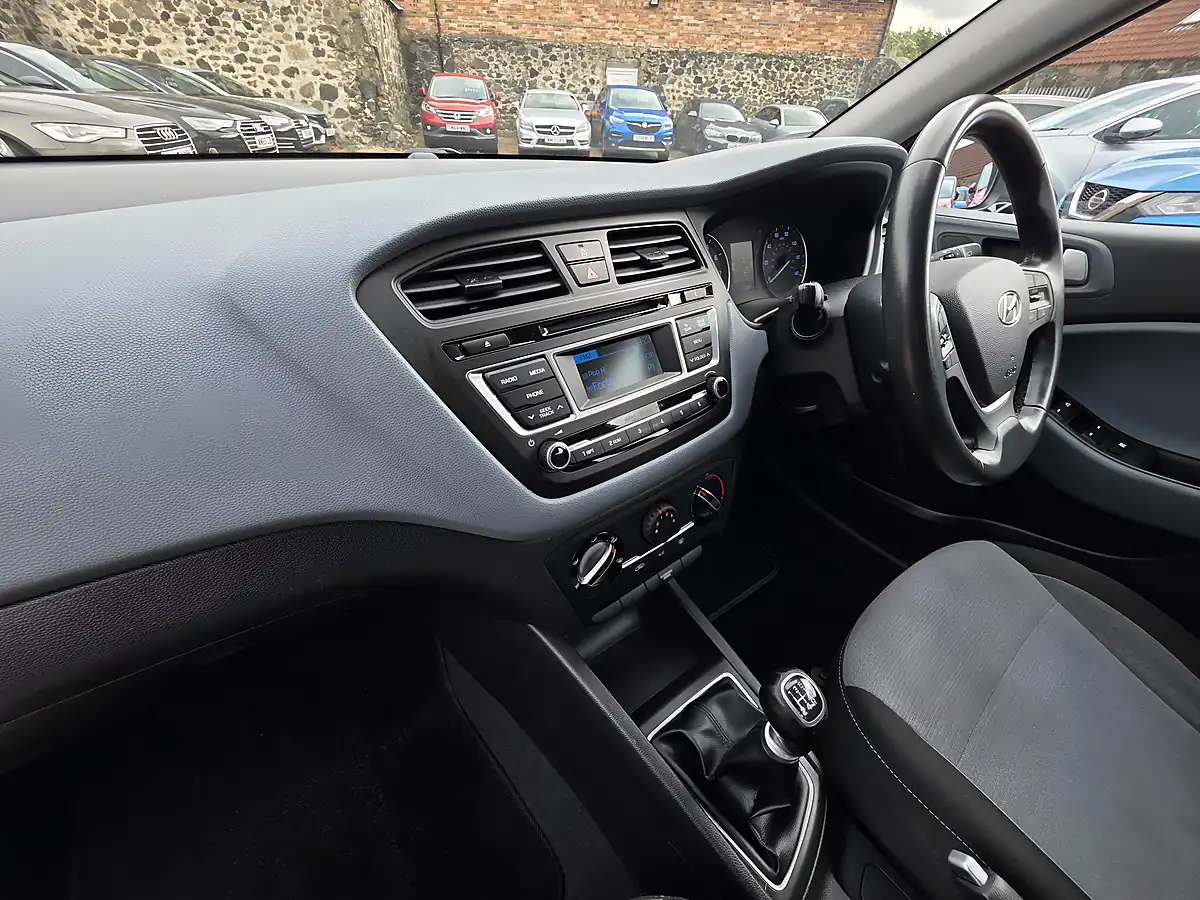Used 2015 Hyundai I20 Se White - Interior and Exterior details 11