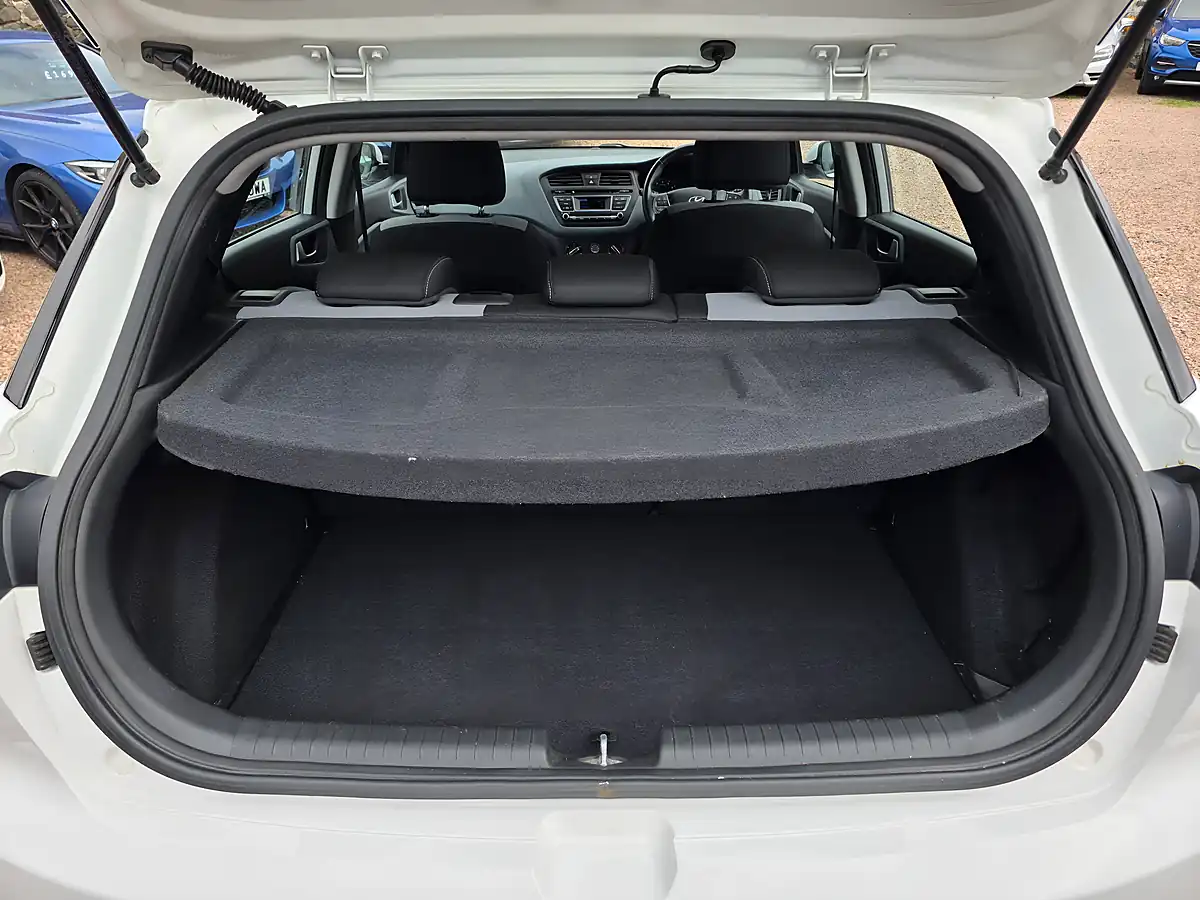 Used 2015 Hyundai I20 Se White - Interior and Exterior details 13