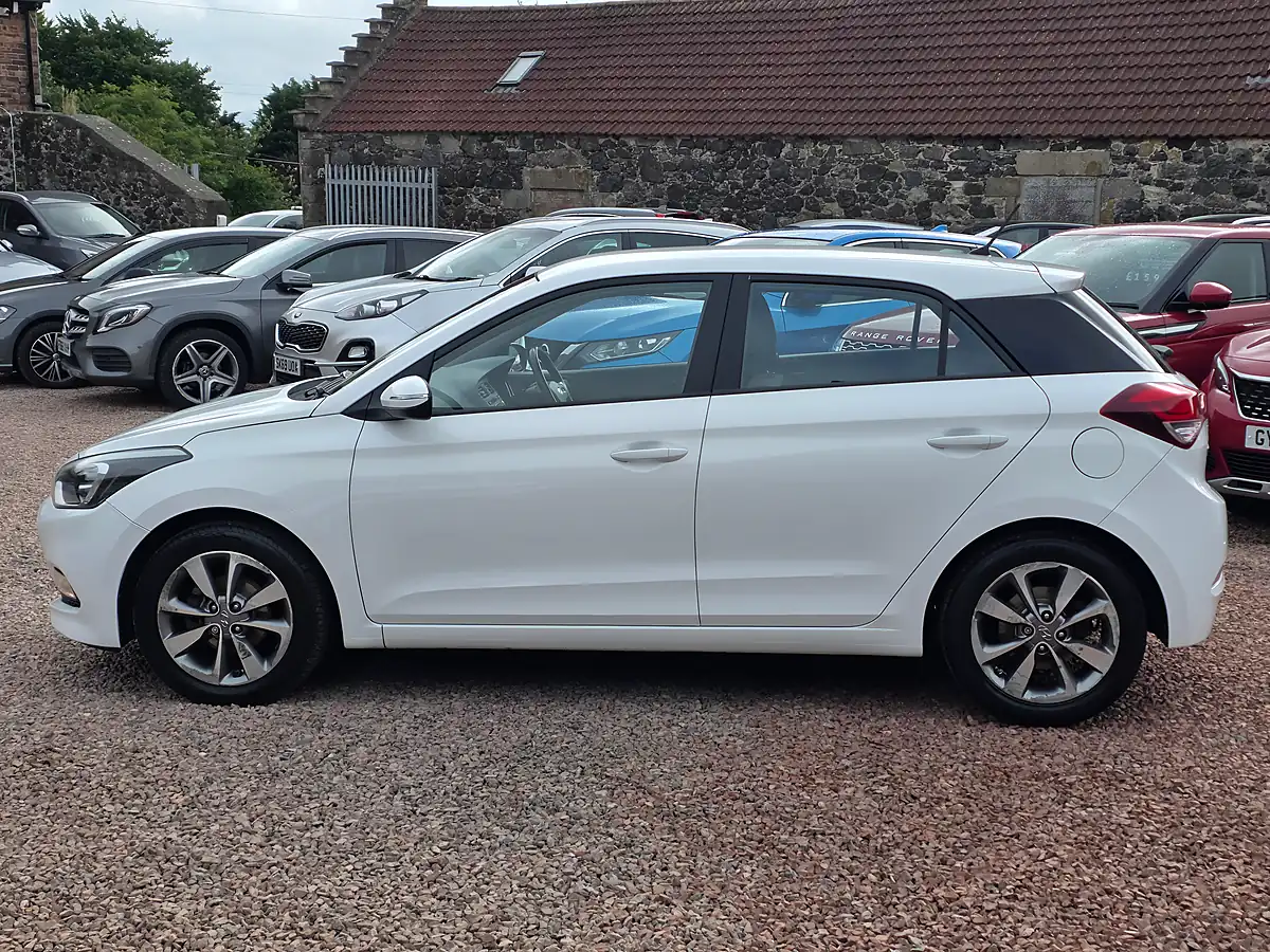 Used 2015 Hyundai I20 Se White - Interior and Exterior details 14