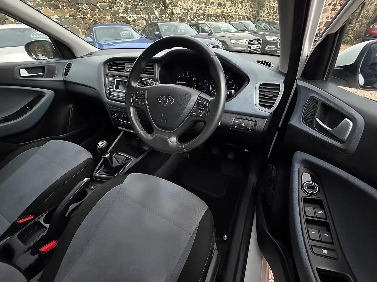 Used 2015 Hyundai I20 Se White - Interior and Exterior details 8