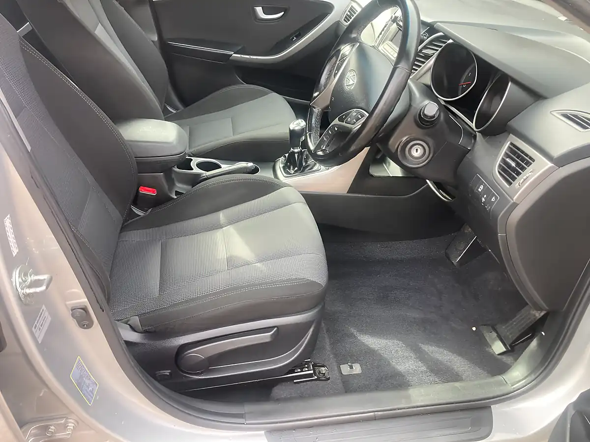 Used 2015 Hyundai i30 Se Blue Drive Silver - Interior and Exterior details 6
