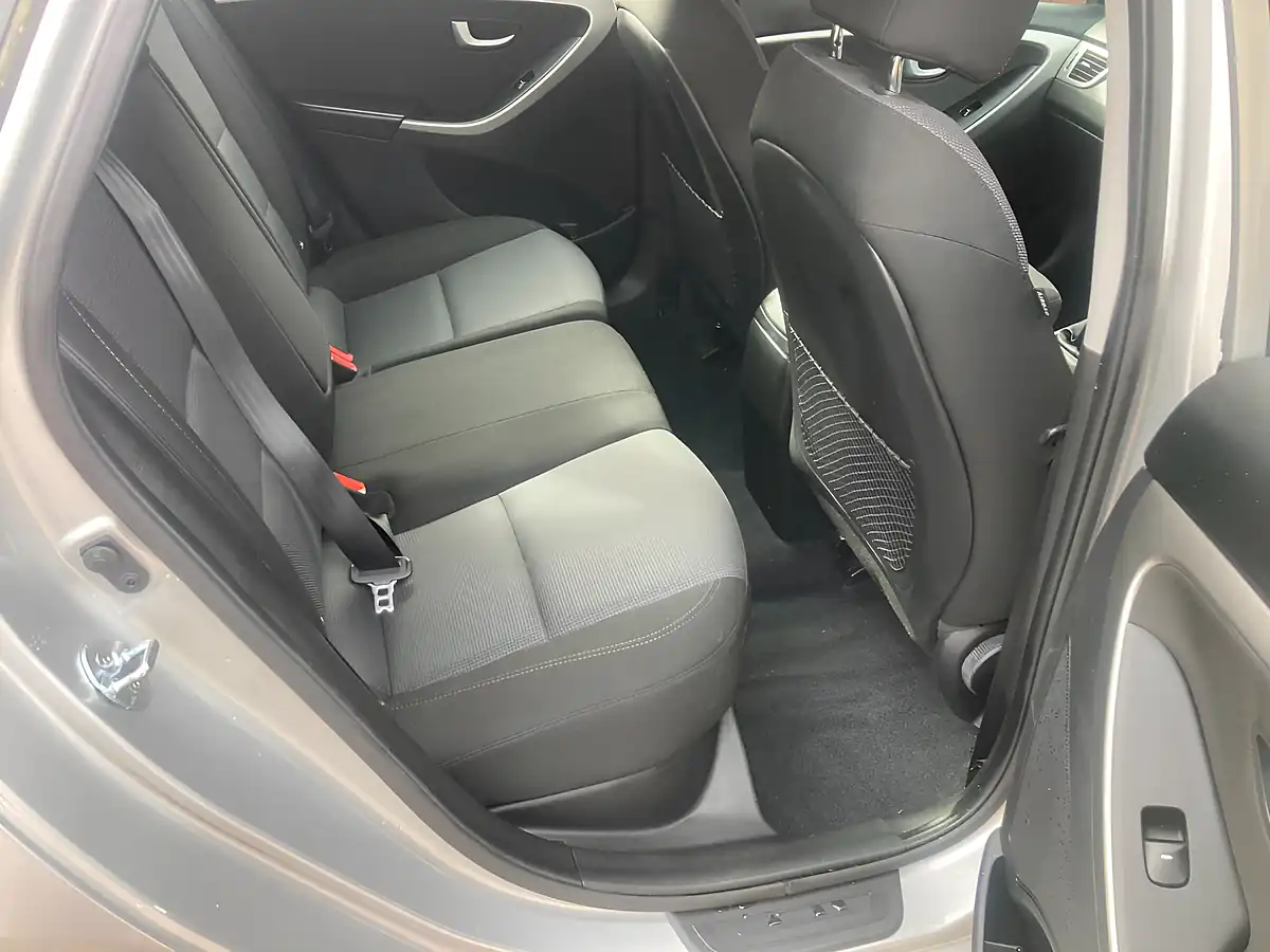 Used 2015 Hyundai i30 Se Blue Drive Silver - Interior and Exterior details 7