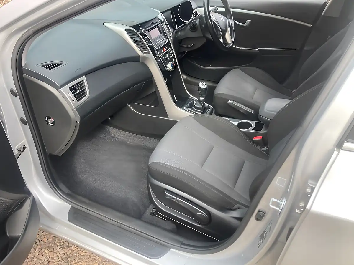 Used 2015 Hyundai i30 Se Blue Drive Silver - Interior and Exterior details 8