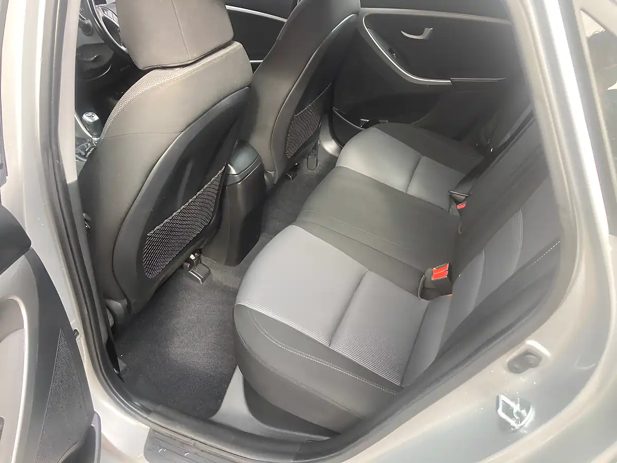 Used 2015 Hyundai i30 Se Blue Drive Silver - Interior and Exterior details 9