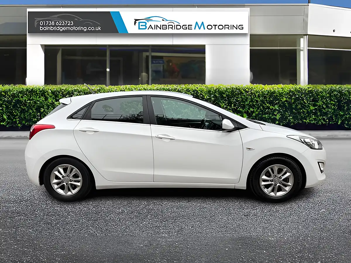 Used 2015 Hyundai i30 Se Blue Drive White - Interior and Exterior details 2