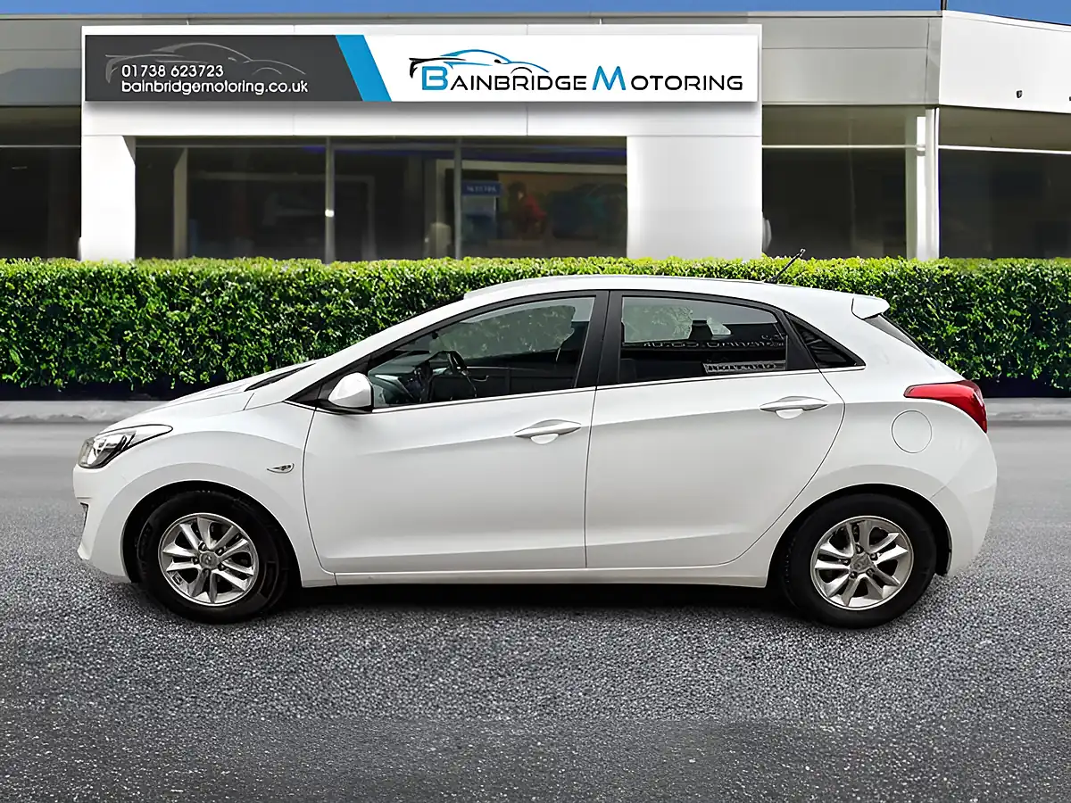 Used 2015 Hyundai i30 Se Blue Drive White - Interior and Exterior details 6