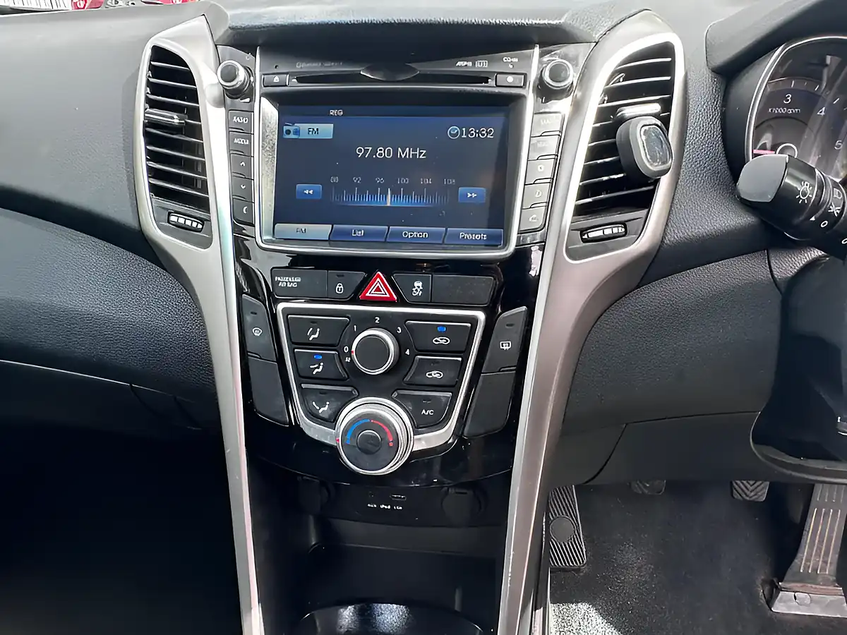 Used 2015 Hyundai i30 Se Nav Tourer Blue - Interior and Exterior details 14