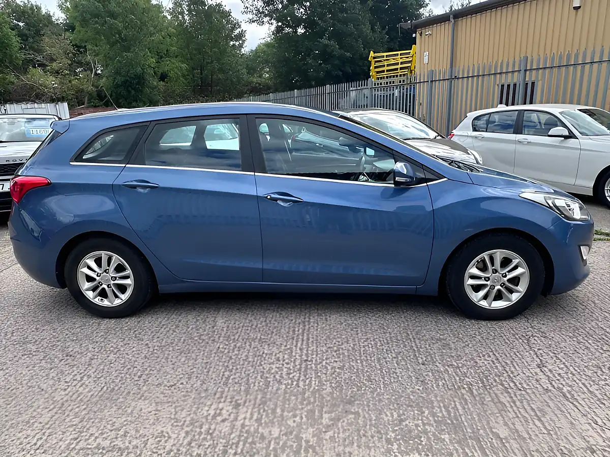 Used 2015 Hyundai i30 Se Nav Tourer Blue - Interior and Exterior details 7