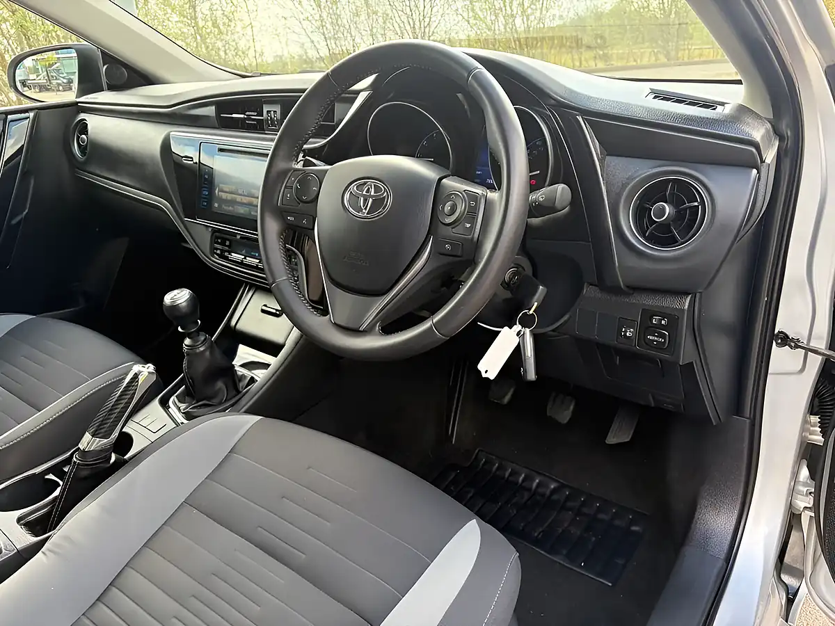 Used 2015 Hyundai i30 Silver - Interior and Exterior details 11