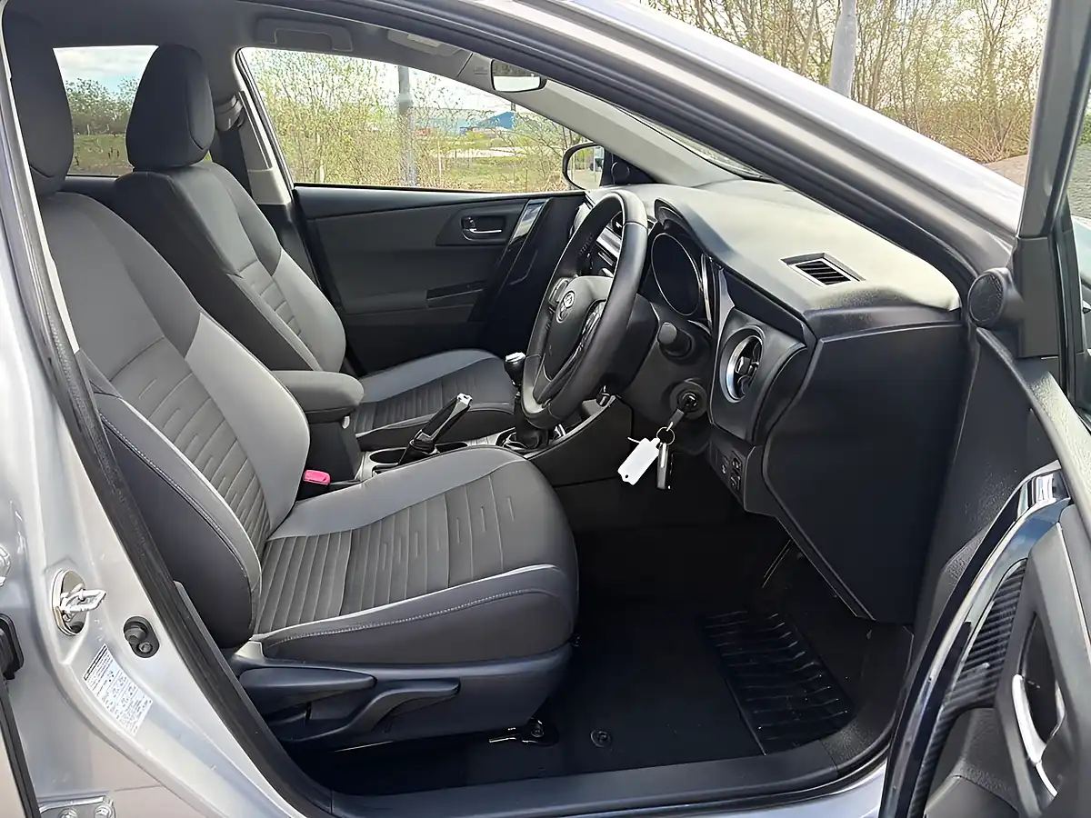 Used 2015 Hyundai i30 Silver - Interior and Exterior details 12