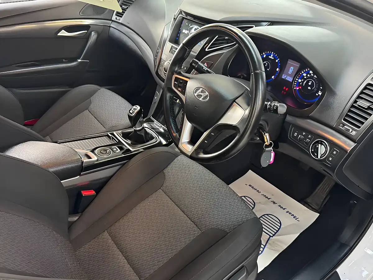 Used 2015 Hyundai i40 Active White - Interior and Exterior details 11