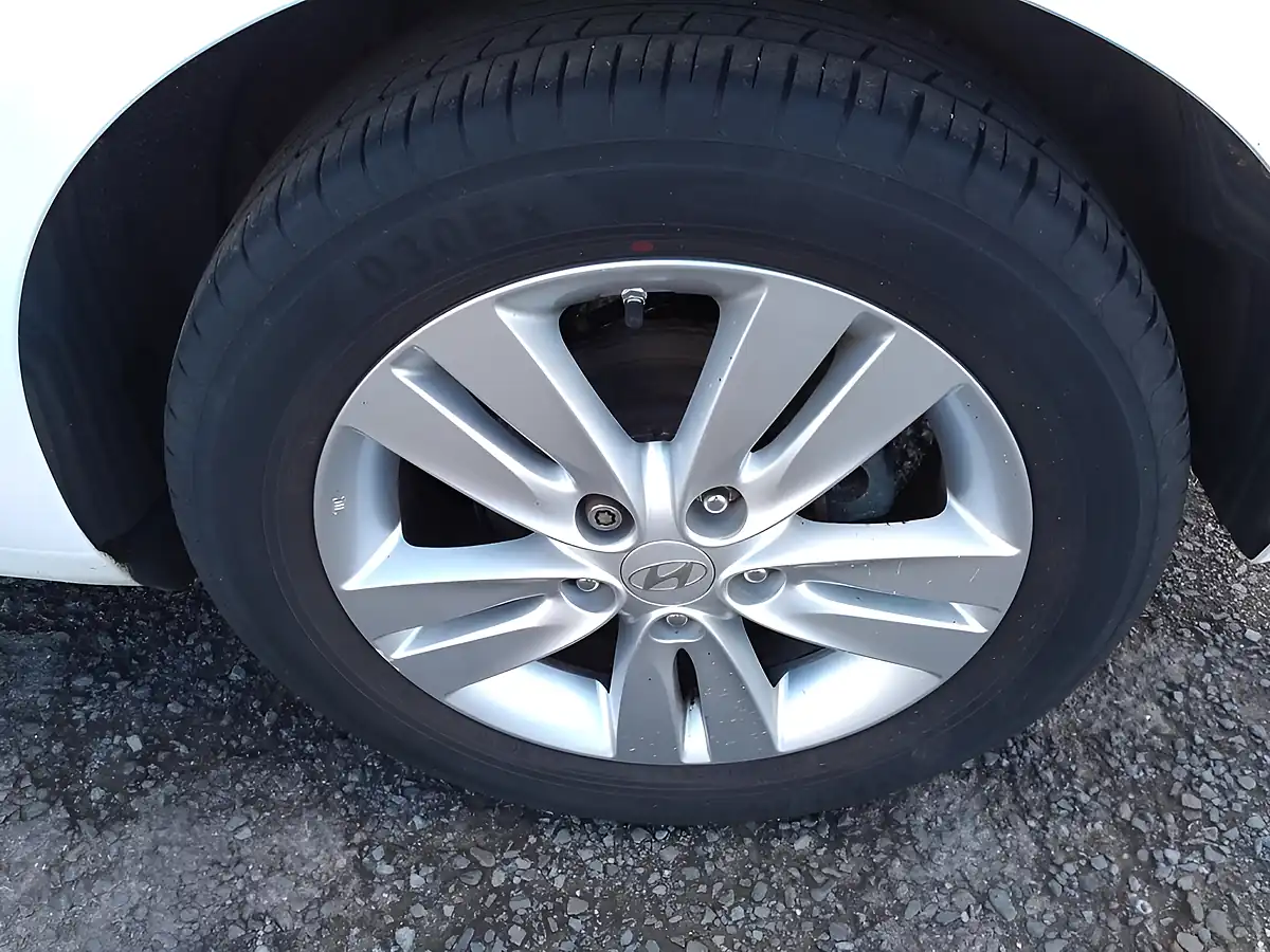 Used 2015 Hyundai ix20 Style White - Interior and Exterior details 13