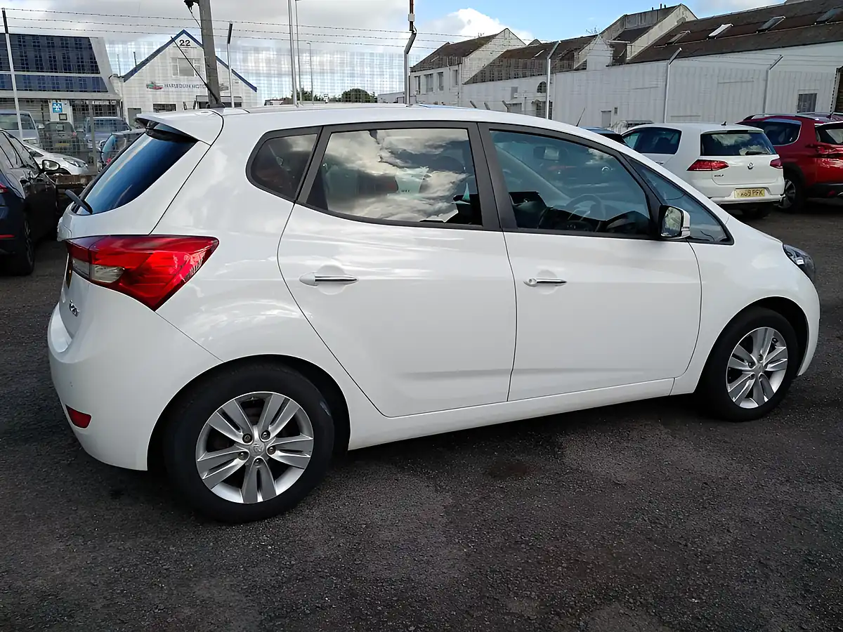 Used 2015 Hyundai ix20 Style White - Interior and Exterior details 8