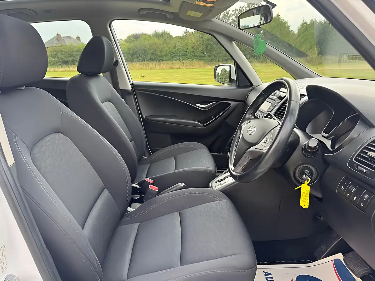 Used 2015 Hyundai Ix20 Style White - Interior and Exterior details 11