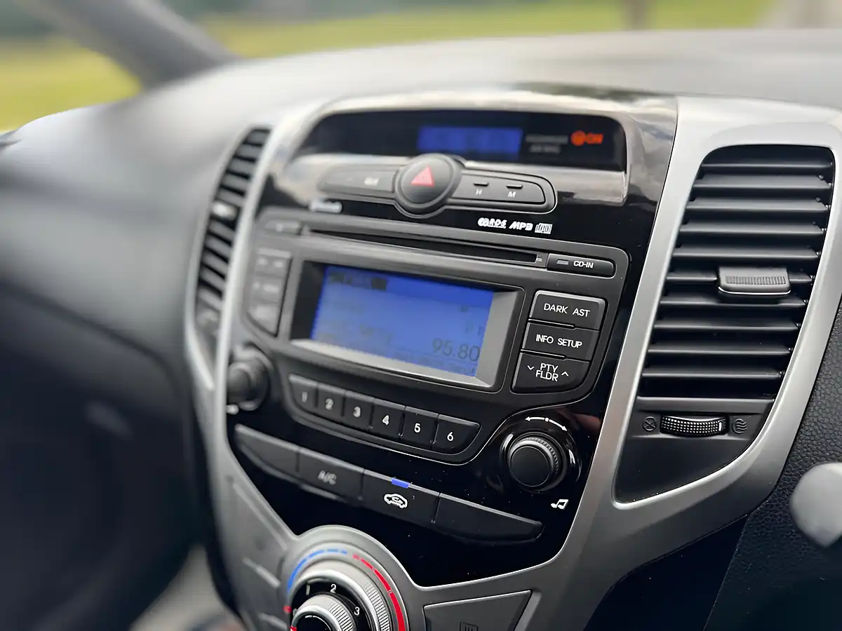 Used 2015 Hyundai Ix20 Style White - Interior and Exterior details 16