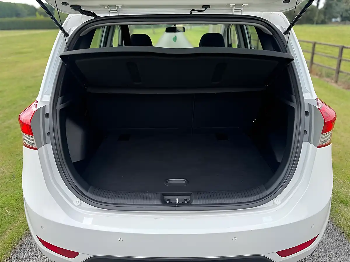 Used 2015 Hyundai Ix20 Style White - Interior and Exterior details 19