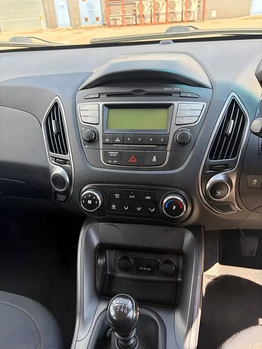 Used 2015 Hyundai IX35 S Silver - Interior and Exterior details 9