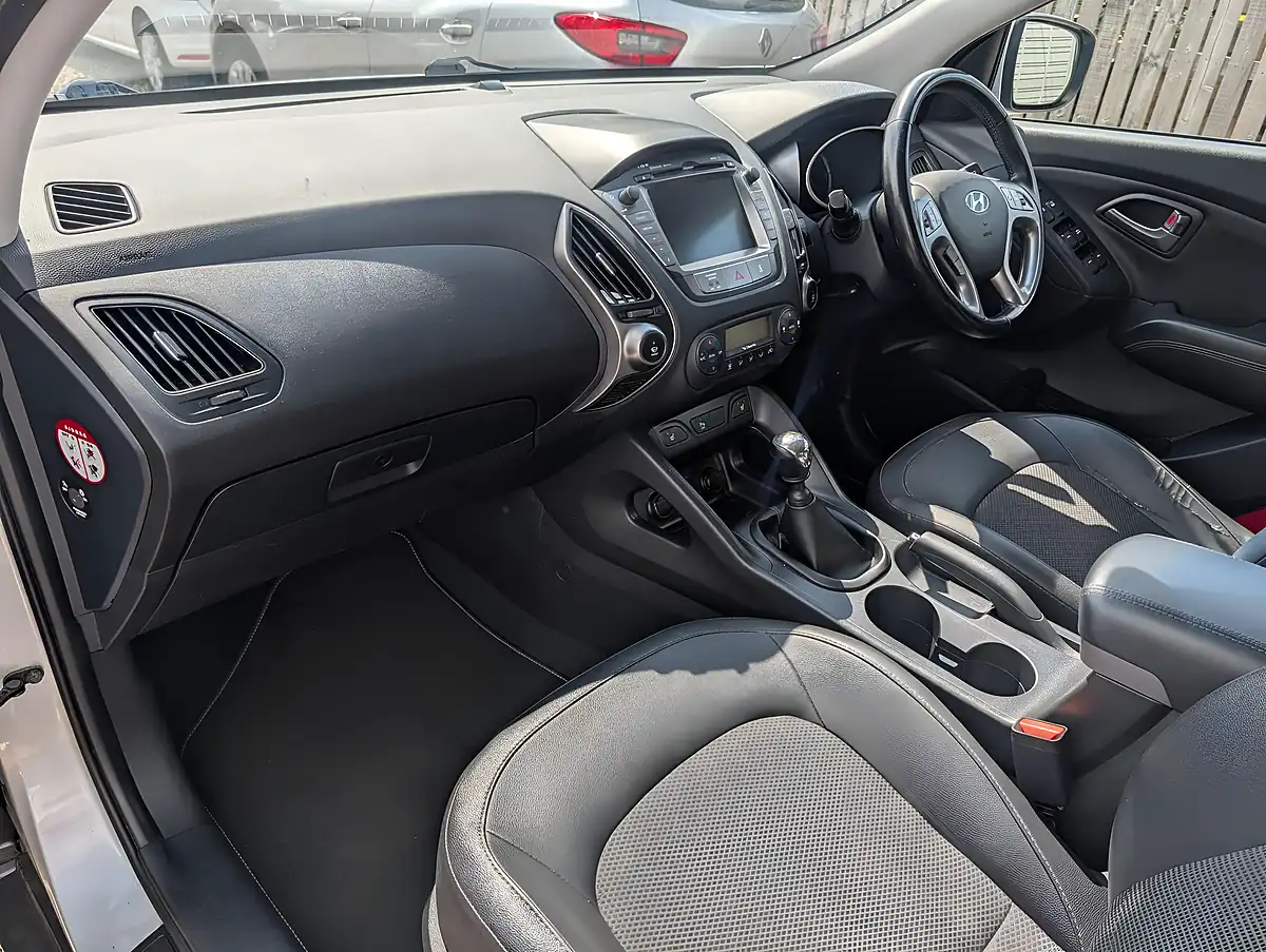 Used 2015 Hyundai IX35 Se Silver - Interior and Exterior details 12